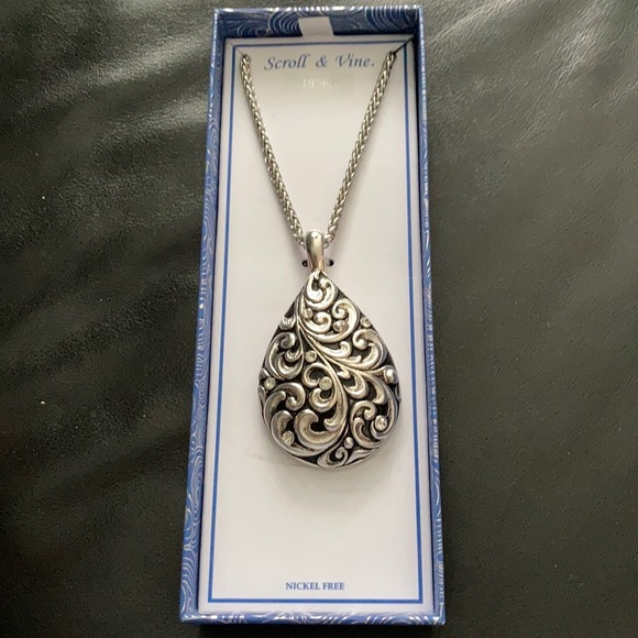 Scroll & Vine necklace - Picture 4 of 4